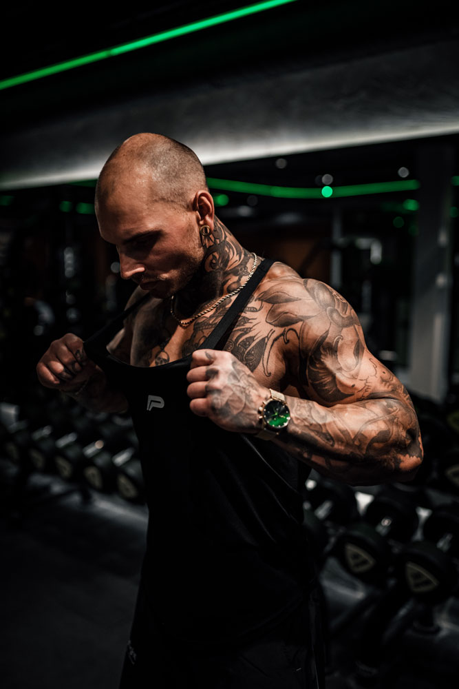 Tränaren poserar på gymmet